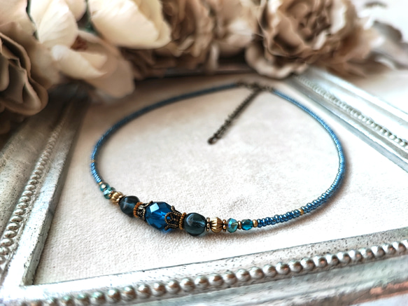 ミッドナイトブルー色チェコビーズのチョーカーネックレス 1枚目の画像