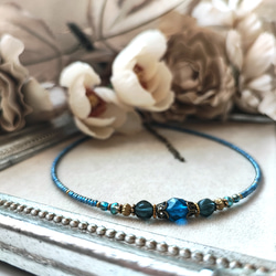 ミッドナイトブルー色チェコビーズのチョーカーネックレス 2枚目の画像