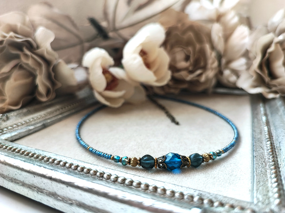 ミッドナイトブルー色チェコビーズのチョーカーネックレス 2枚目の画像