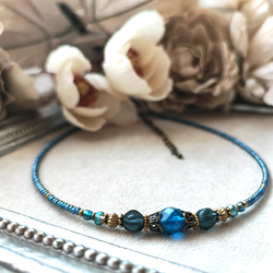 ミッドナイトブルー色チェコビーズのチョーカーネックレス 4枚目の画像