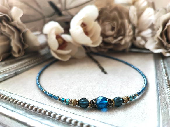 ミッドナイトブルー色チェコビーズのチョーカーネックレス 4枚目の画像