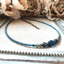 ミッドナイトブルー色チェコビーズのチョーカーネックレス 6枚目の画像