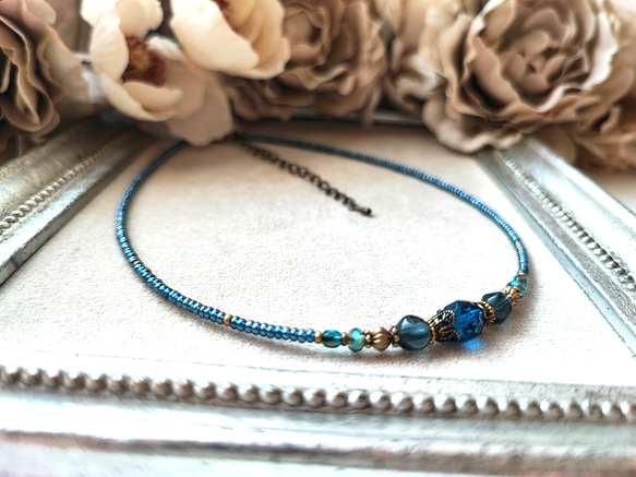 ミッドナイトブルー色チェコビーズのチョーカーネックレス 6枚目の画像