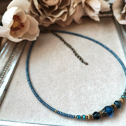 ミッドナイトブルー色チェコビーズのチョーカーネックレス 3枚目の画像