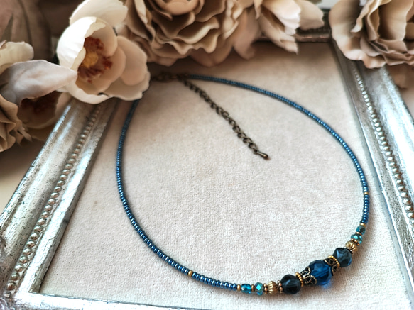 ミッドナイトブルー色チェコビーズのチョーカーネックレス 3枚目の画像