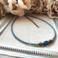 ミッドナイトブルー色チェコビーズのチョーカーネックレス 5枚目の画像