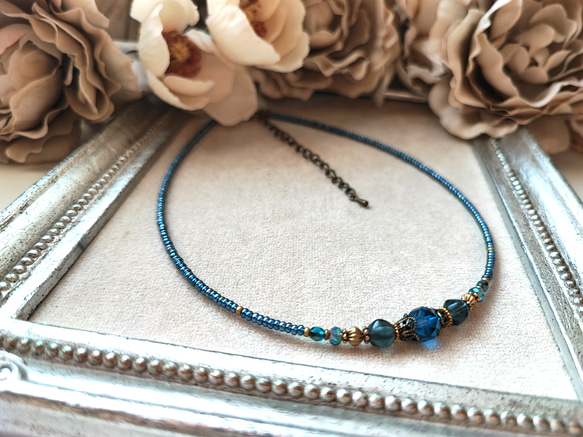 ミッドナイトブルー色チェコビーズのチョーカーネックレス 5枚目の画像
