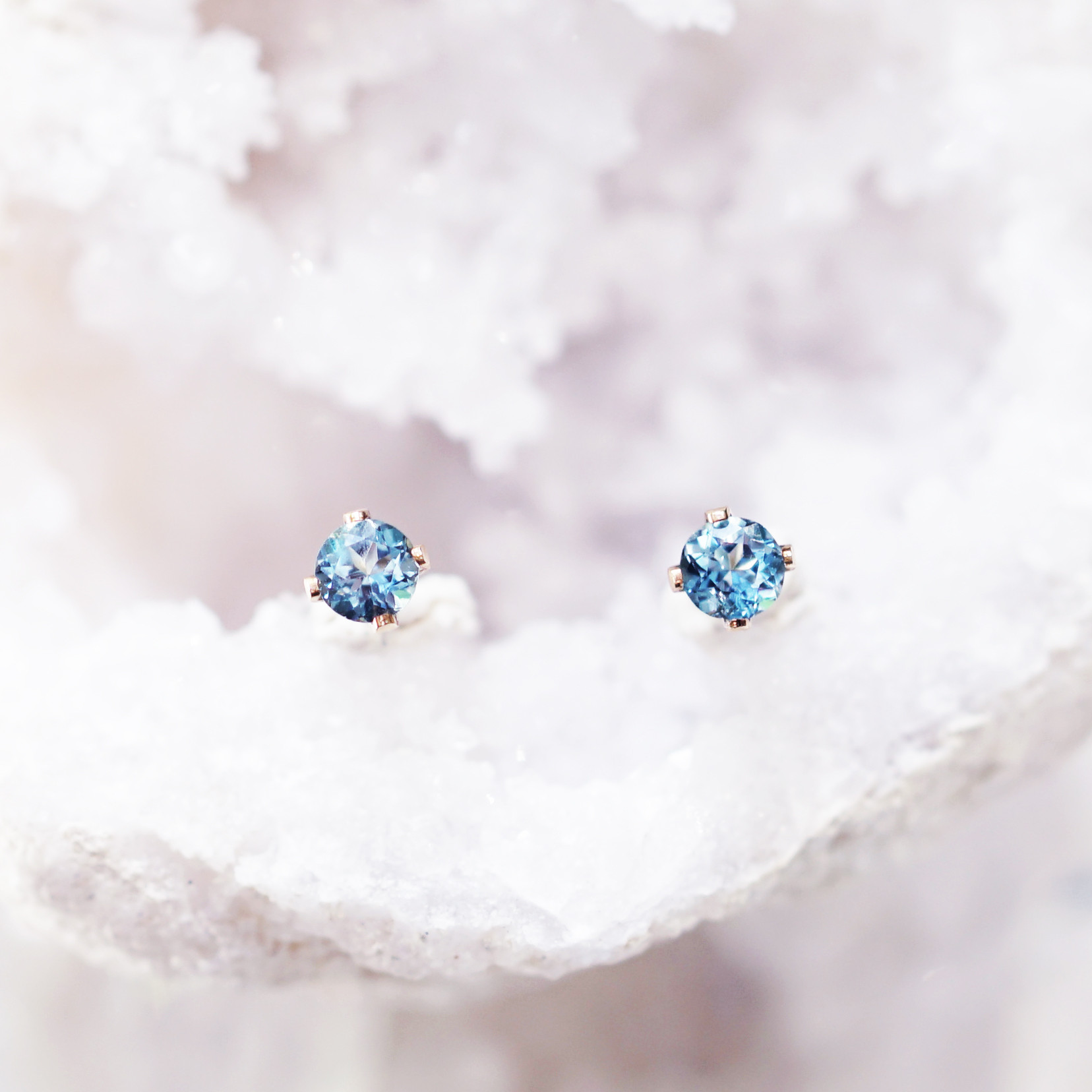 『4年保証』 k18・ピアス・雪の結晶・一粒・アクアマリンサンタマリア 物々 アクアマリン