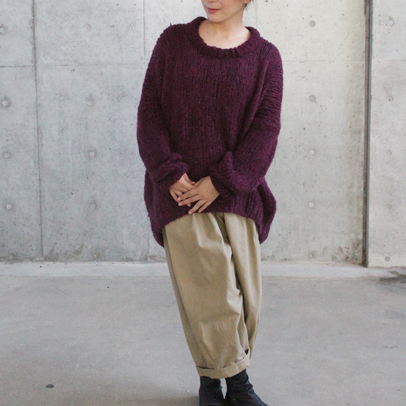 深紫色手工編織馬海毛圓領毛衣 第3張的照片