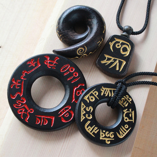 ち・り」家内安全、夫婦円満！神代から伝わる〝龍体文字〟を黒檀に