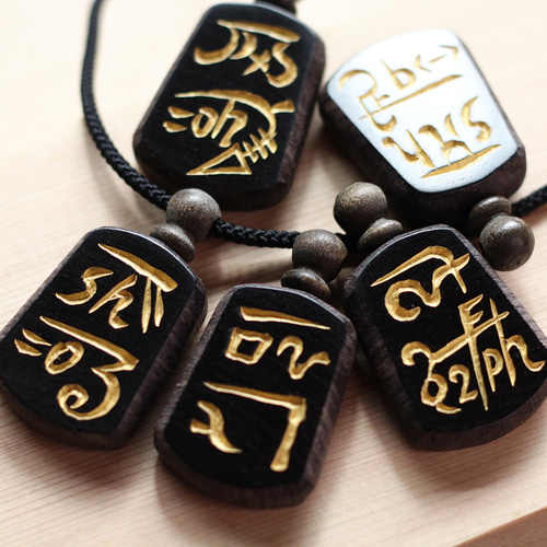 む・く」仕事＆経済的成功！神代から伝わる〝龍体文字〟を黒檀に手彫り