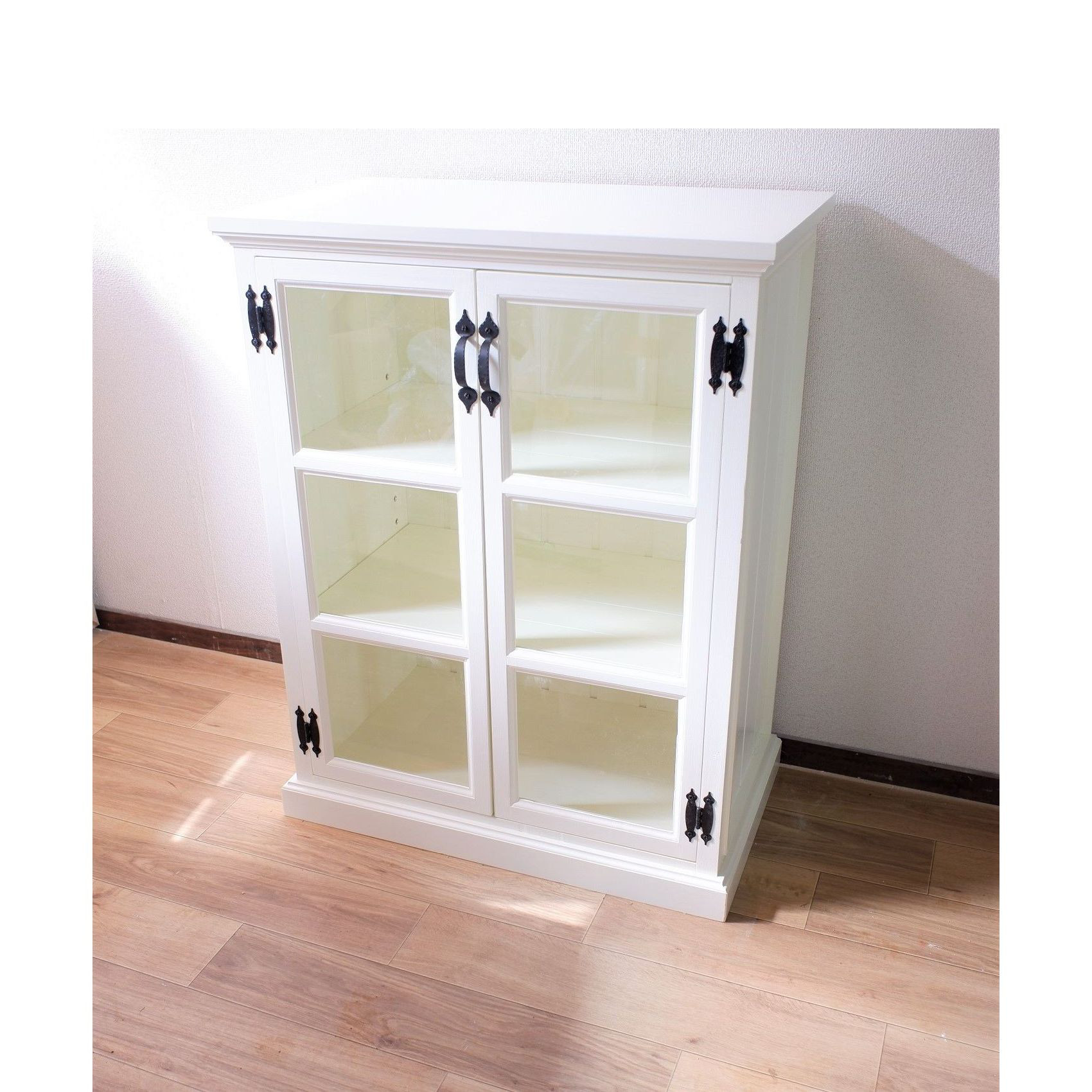 【２週間程度で発送可】格子扉のキャビネット  ミルキーホワイト塗装　黒のアンティックタイプの取っ手と丁番