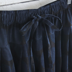 別緻的圓點圖案燈芯絨開關褶裙（海軍藍/黑色）SK12 第14張的照片