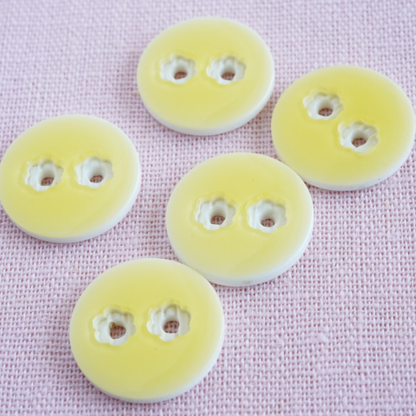 (3個) 15mm お花畑ボタン レモン色 フランス製　＊　女の子、入園、子ども服、黄色 5枚目の画像