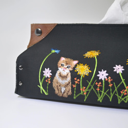 お花畑ねこ刺繍（茶トラ）　ボックスティッシュカバー（コンパクトサイズ用） 2枚目の画像