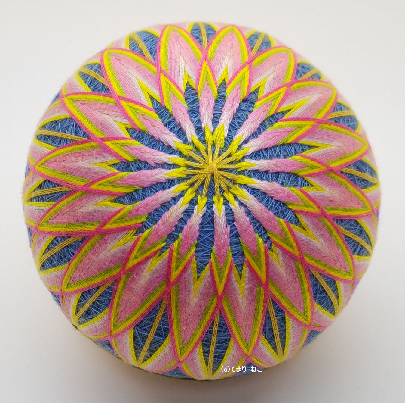 手毬猫の店 てまり「菊」青地ピンク花 10cm 手まり 手毬 手鞠 四季の飾り物