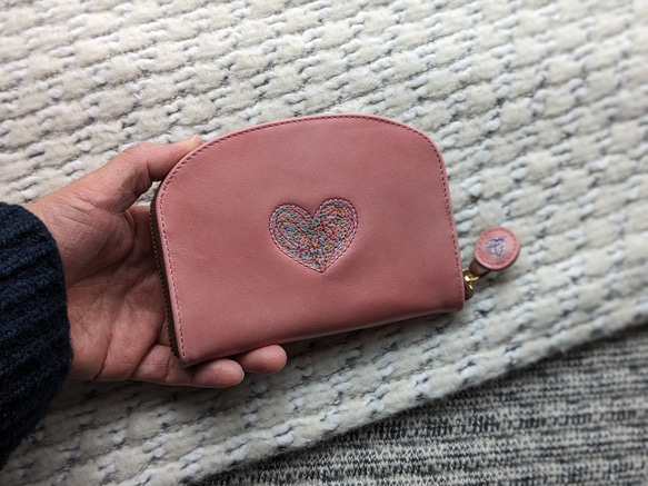"New size" 刺繍革財布『HEART』つや桃色（牛革）ラウンドファスナー型mini 5枚目の画像