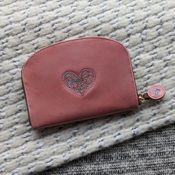 "New size" 刺繍革財布『HEART』つや桃色（牛革）ラウンドファスナー型mini 1枚目の画像