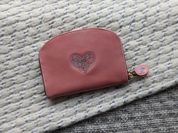 "New size" 刺繍革財布『HEART』つや桃色（牛革）ラウンドファスナー型mini 1枚目の画像