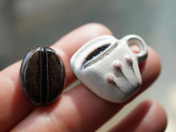 コーヒーと深入り豆のブローチ/白(陶器製) 2枚目の画像