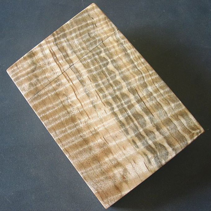 【カーリーメイプル】木製名刺入れ　墨流し杢が綺麗【即日発送】