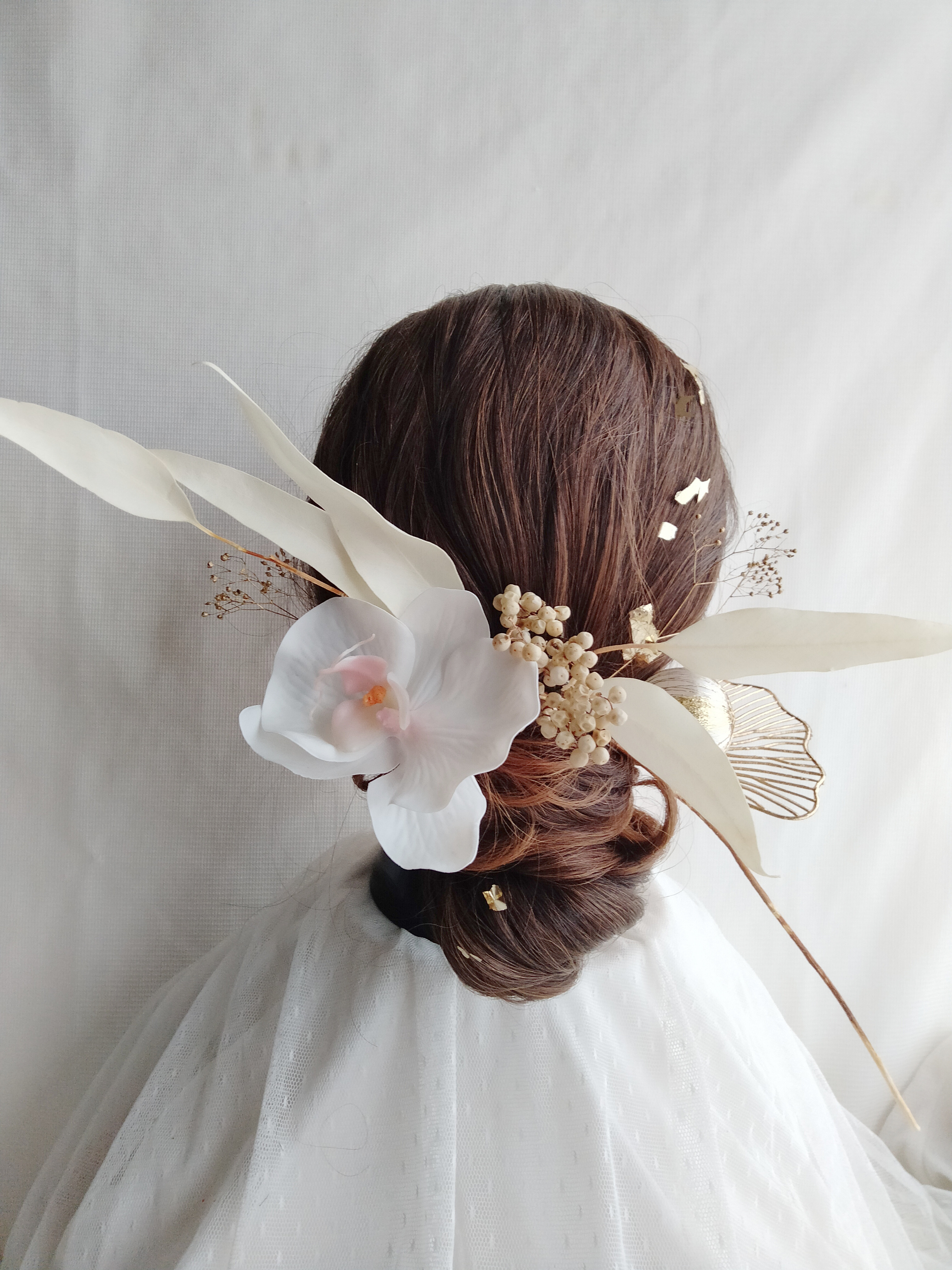 モダン和風　白無垢　枝モノアレンジ　黒髪　ホワイトピンクの胡蝶蘭　タイトシニヨン　シニヨンヘア　ドライフラワー　和装ヘア