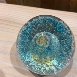 オバタ硝子工房　月とオーロラのペーパーウェイト　ガラス 6枚目の画像