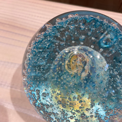 オバタ硝子工房　月とオーロラのペーパーウェイト　ガラス 5枚目の画像