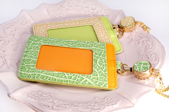 メロンなリール付き定期入れ（夕張メロン／クラウンメロン）｜牛革製 1枚目の画像