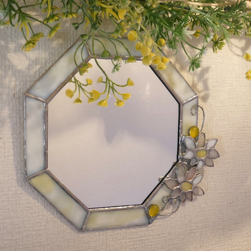 ✴︎:.。.ベージュの八角形鏡♪　（size20/max22）ステンドグラス 黄色の八角形鏡白い花20.5size/max22ステンドグラス ステンド