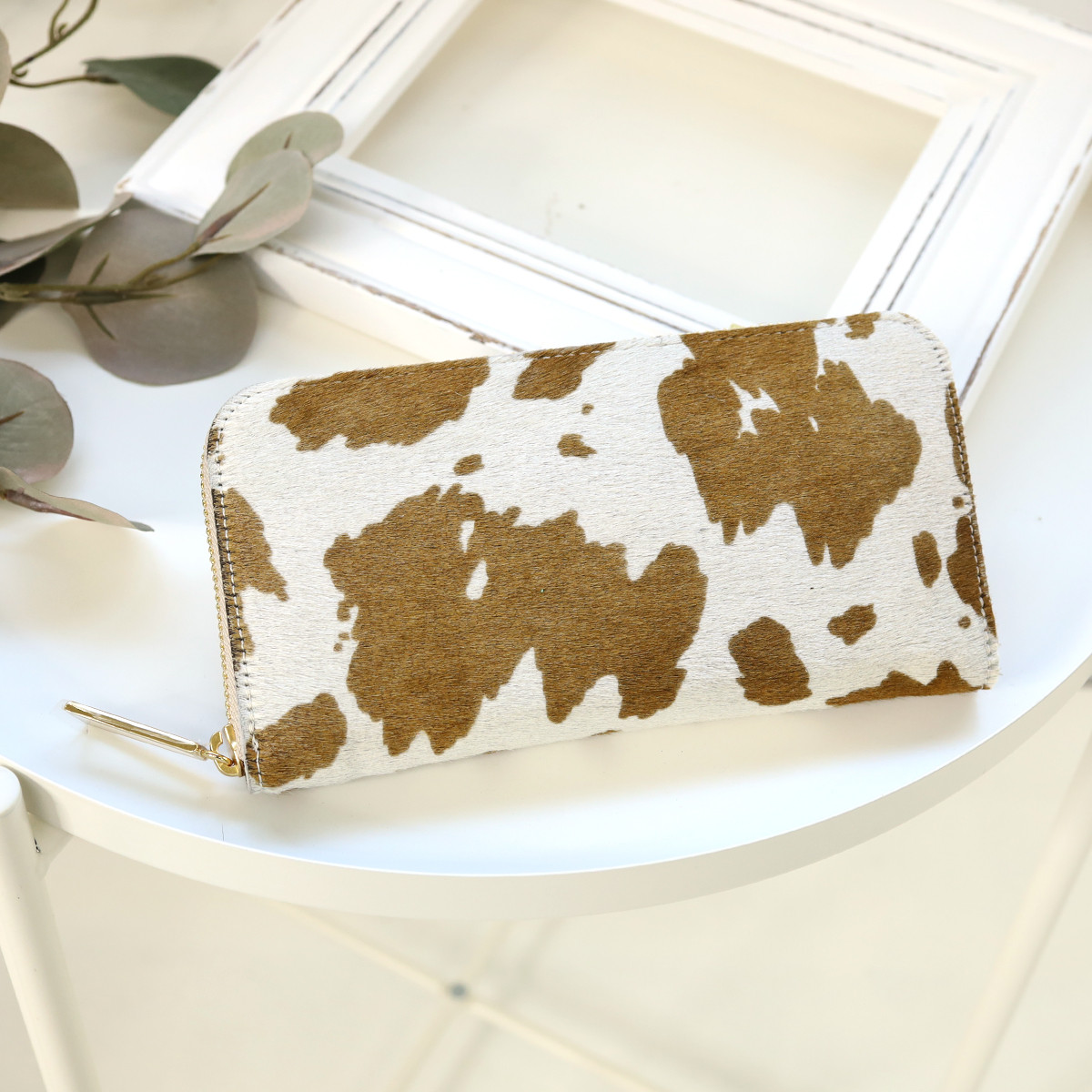 【ホルスタイン】イタリアンレザーの上品かつ高級感のある佇まいに仕上げたラウンド型財布/長財布【毛付きレザー/毛皮】