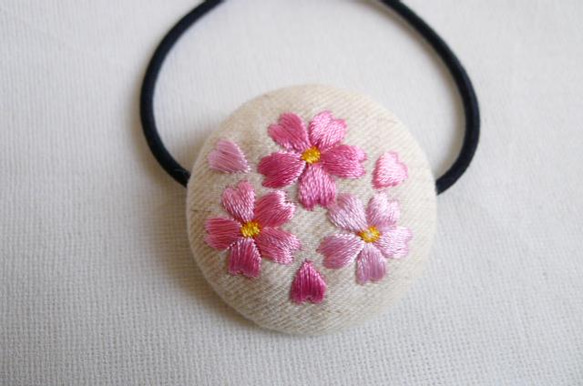 桜刺繍のヘアゴム（ベージュ） 3枚目の画像