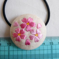 桜刺繍のヘアゴム（ベージュ） 4枚目の画像
