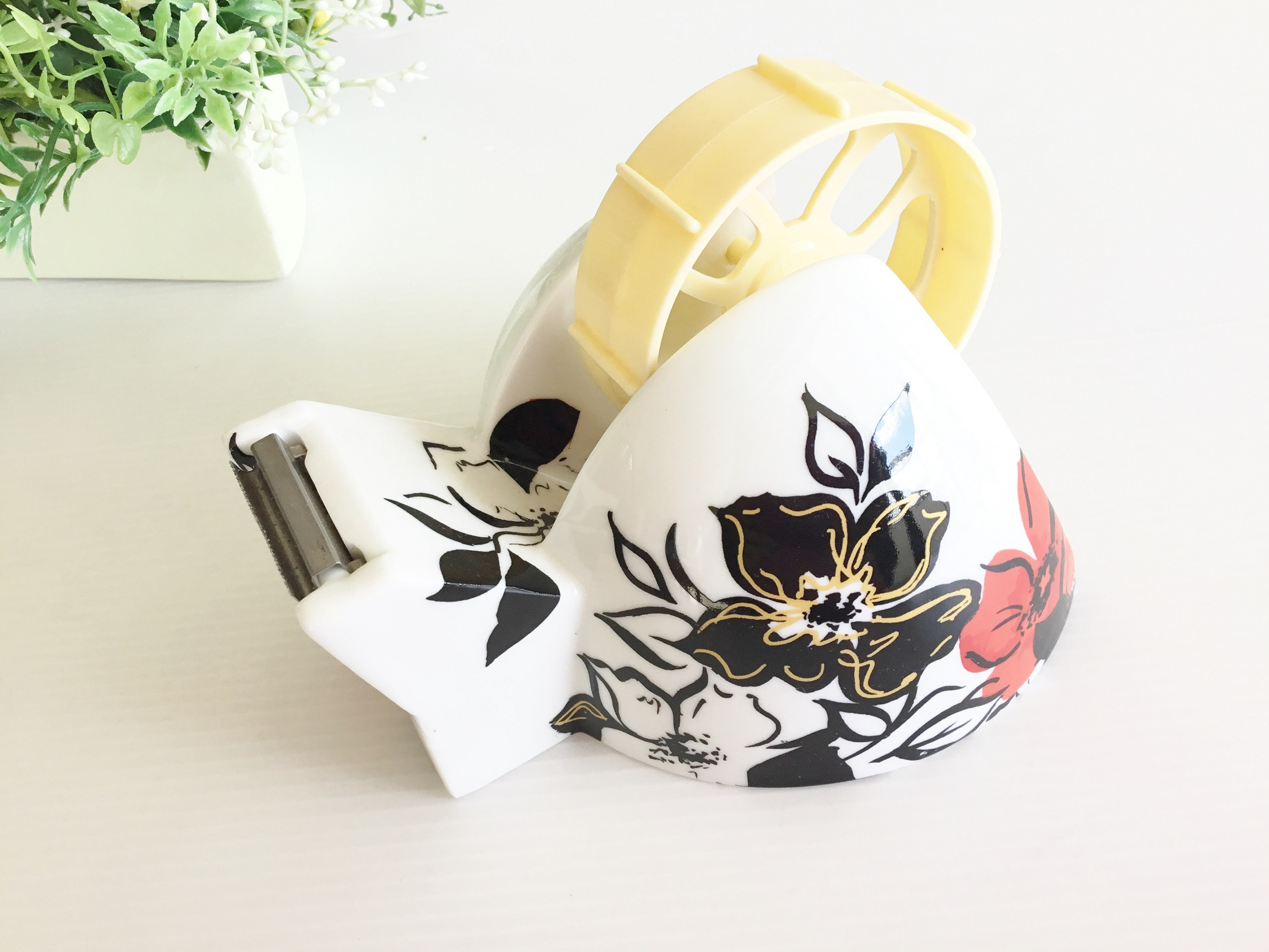 スタイリッシュでモダンな形のテープ方ッター