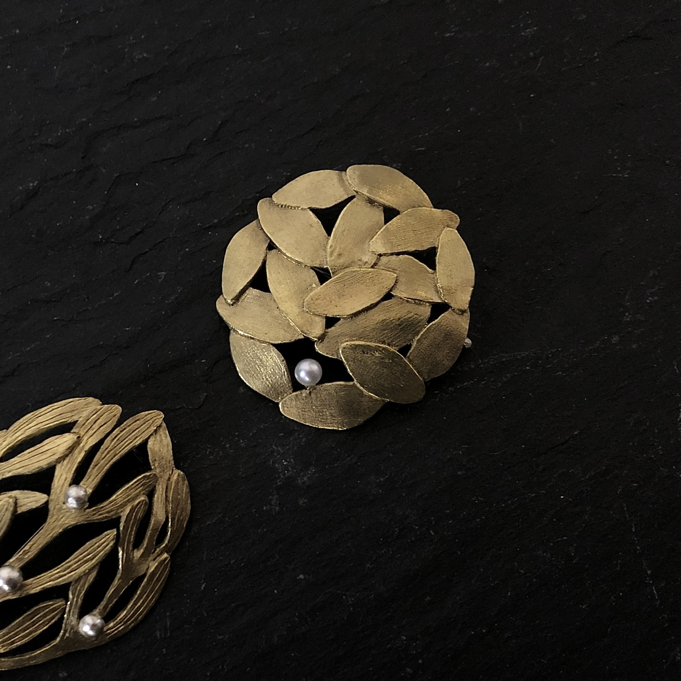 真鍮アクセサリー「重なる葉 ブローチ」