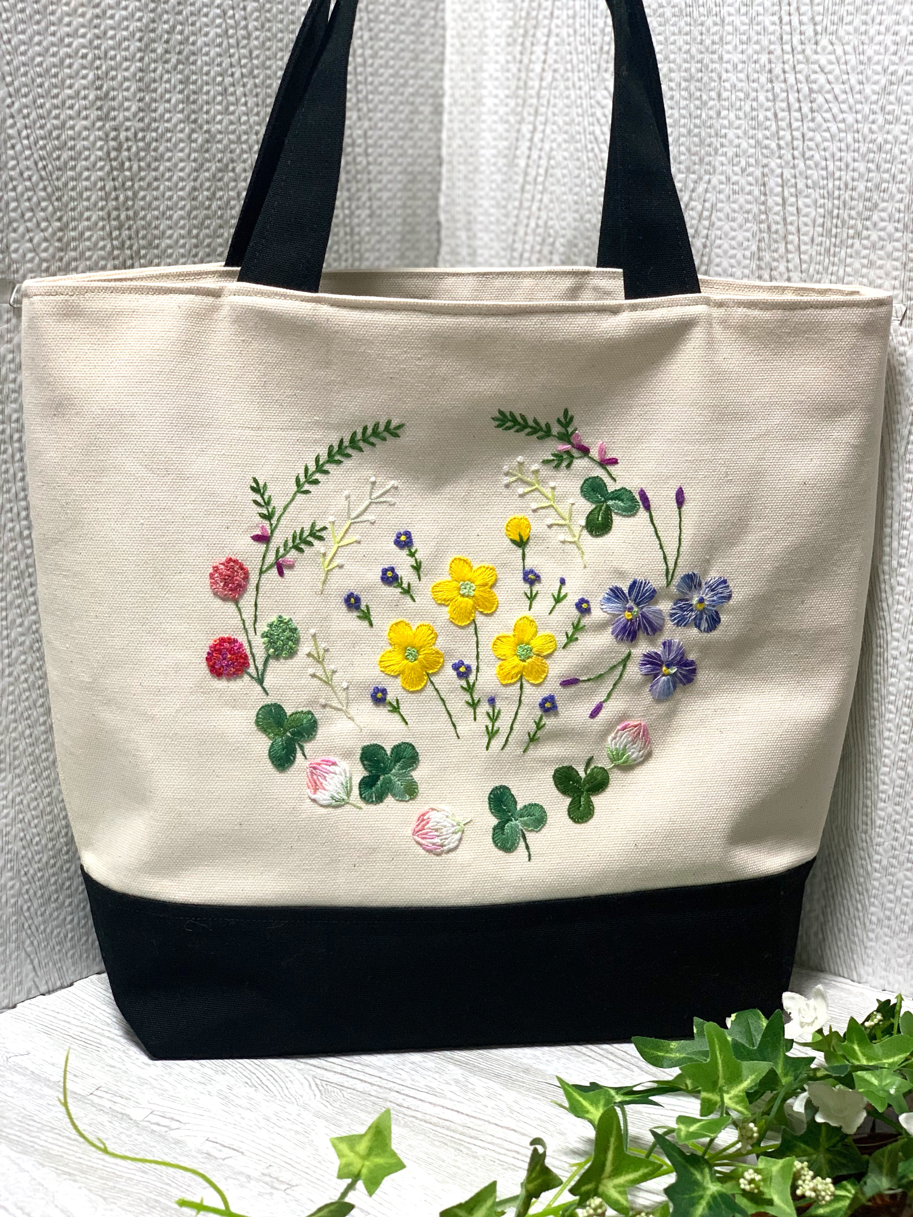 野の花刺繍のトートバック（クローバー）