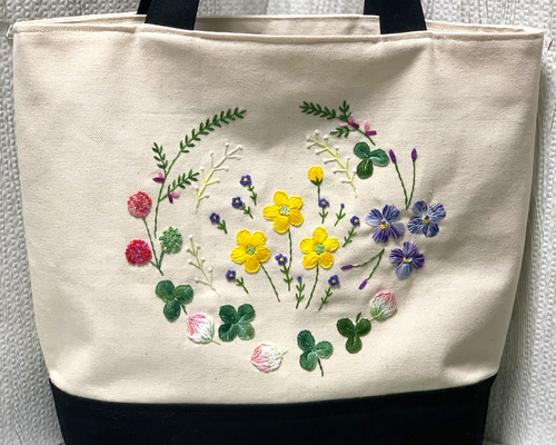 ☆クッキーです☆ 花いっぱいの野原の刺繍 ハンドメイドのトートバッグ 0332dbc4f1ba27b96759e2cc469c8e