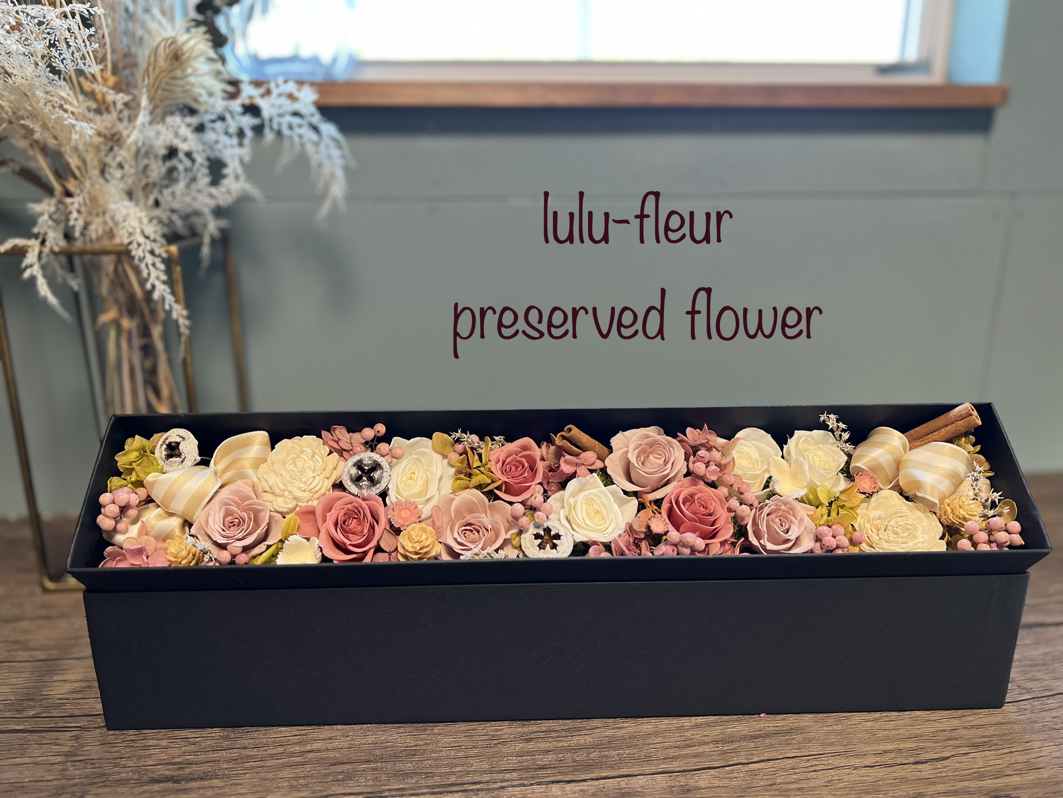 プリザーブドフラワー オシャレなボックスフラワー ブラックボックス　横長41㎝  ベージュ＆ホワイトローズ
