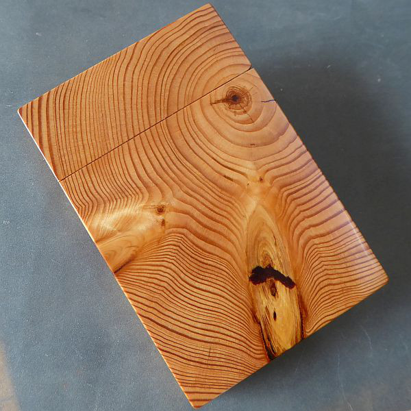 時を紡ぐ松の節目 - 唯一無二の【松】 木製名刺入れ　 古民家古材の節と杢【即日発送】