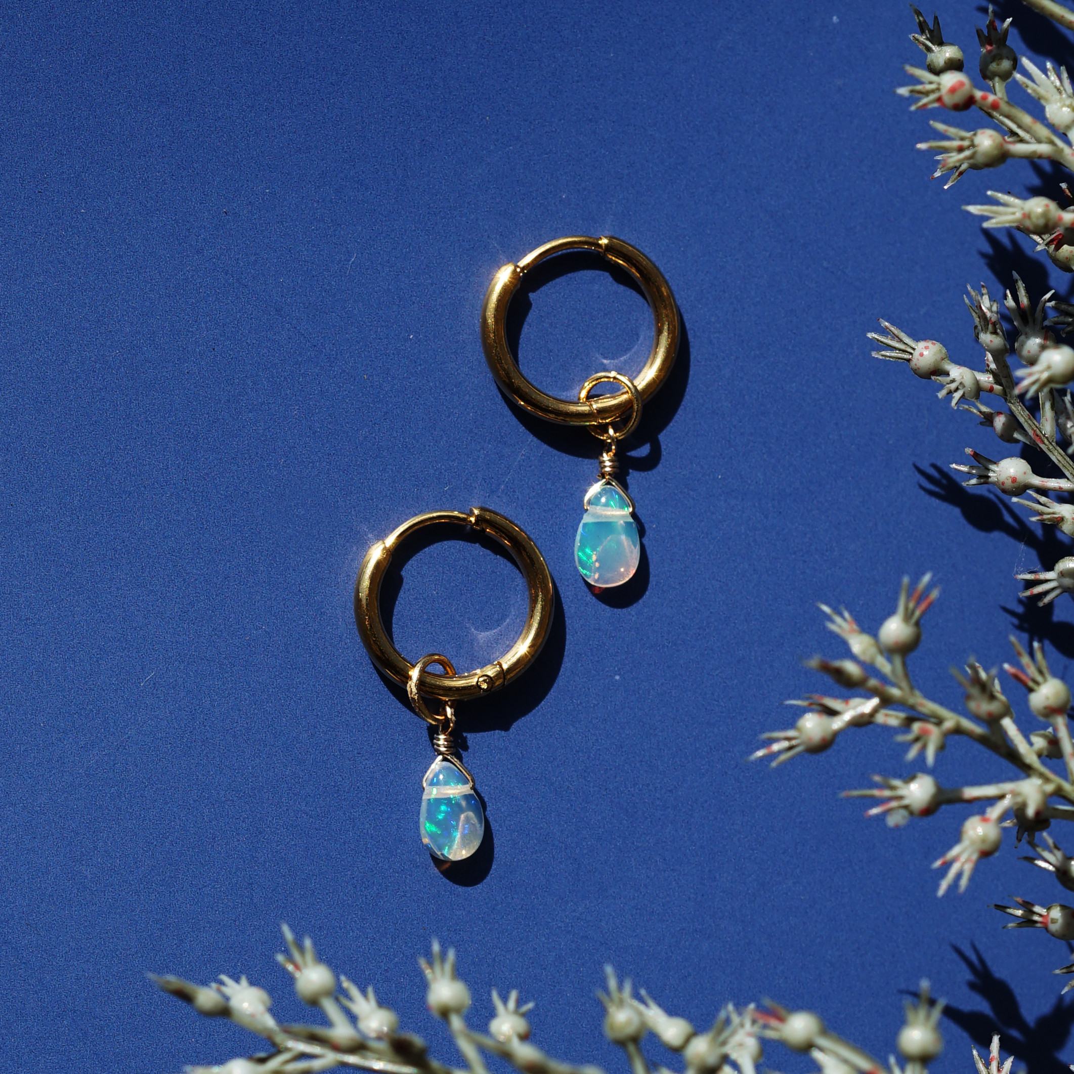 エチオピア産オパールのペアシェイプ一粒ピアス・サージカルステンレス　～極光（きょっこう）