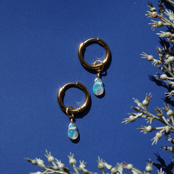 エチオピア産オパールのペアシェイプ一粒ピアス・サージカルステンレス　～極光（きょっこう） 1枚目の画像