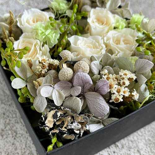 気品漂うアンティークホワイト＊スクエアプリザーブドフラワボックス