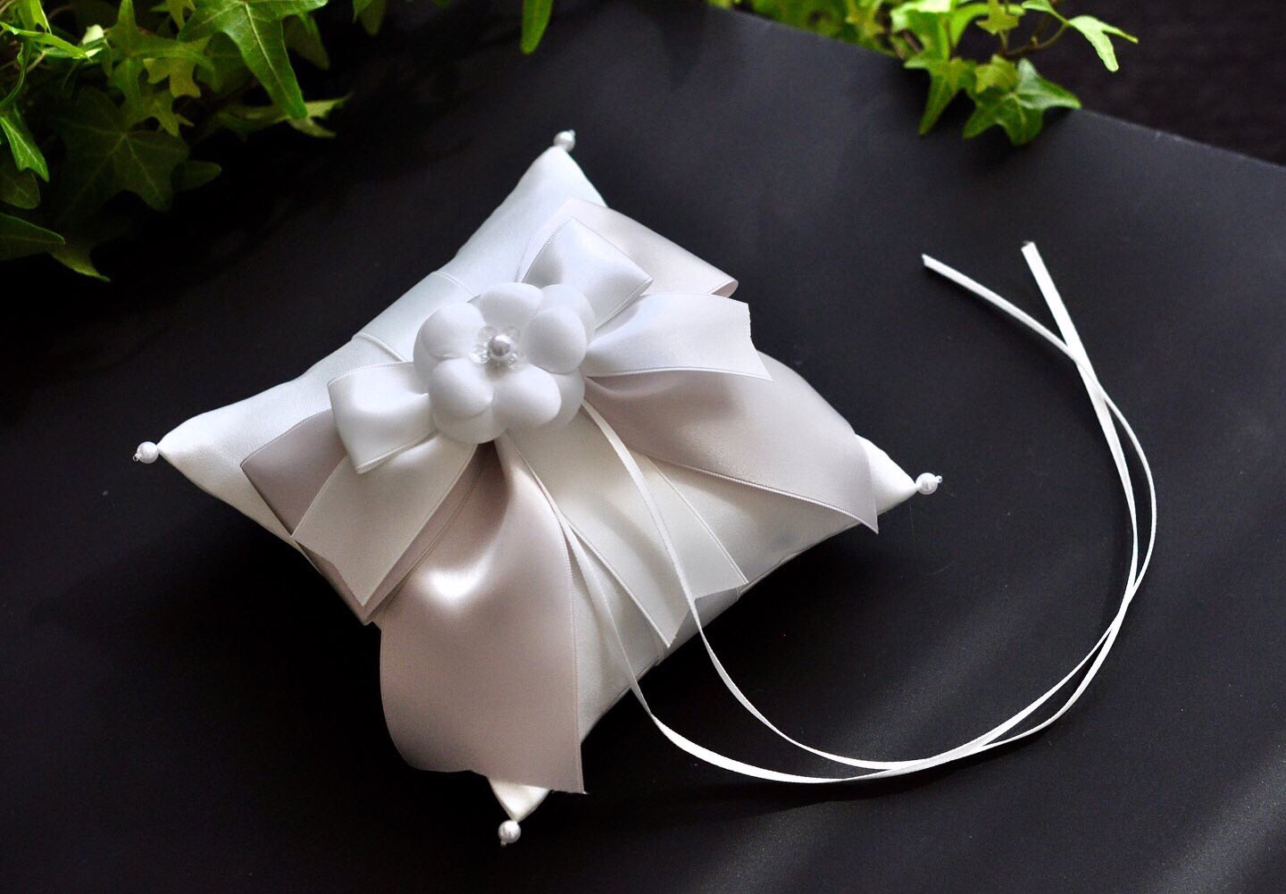 再販【ゼグシィー掲載】ノーブルなリボン ブライダルサテン　カメリア付き　リングピロー