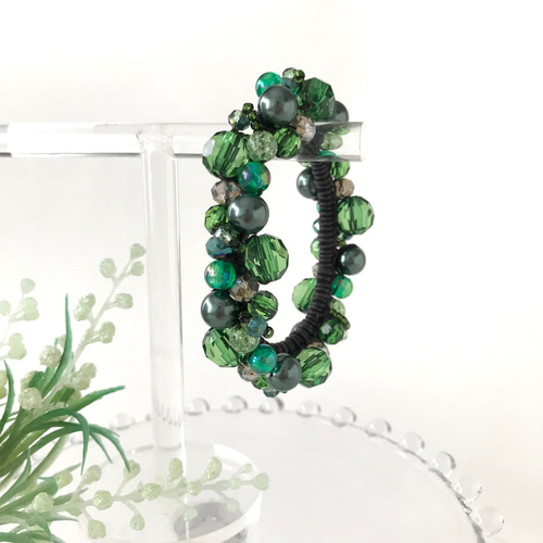 エメラルド グリーン の クロッシェ シュシュ 緑 深緑 かぎ針編み