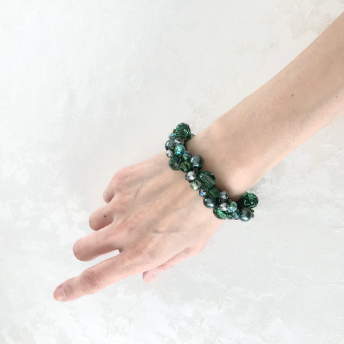 エメラルド グリーン の クロッシェ シュシュ 緑 深緑 かぎ針編み