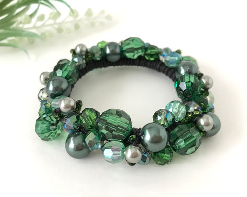 エメラルド グリーン の クロッシェ シュシュ 緑 深緑 かぎ針編み