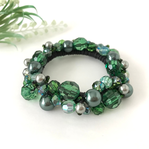 エメラルド グリーン の クロッシェ シュシュ 緑 深緑 かぎ針編み