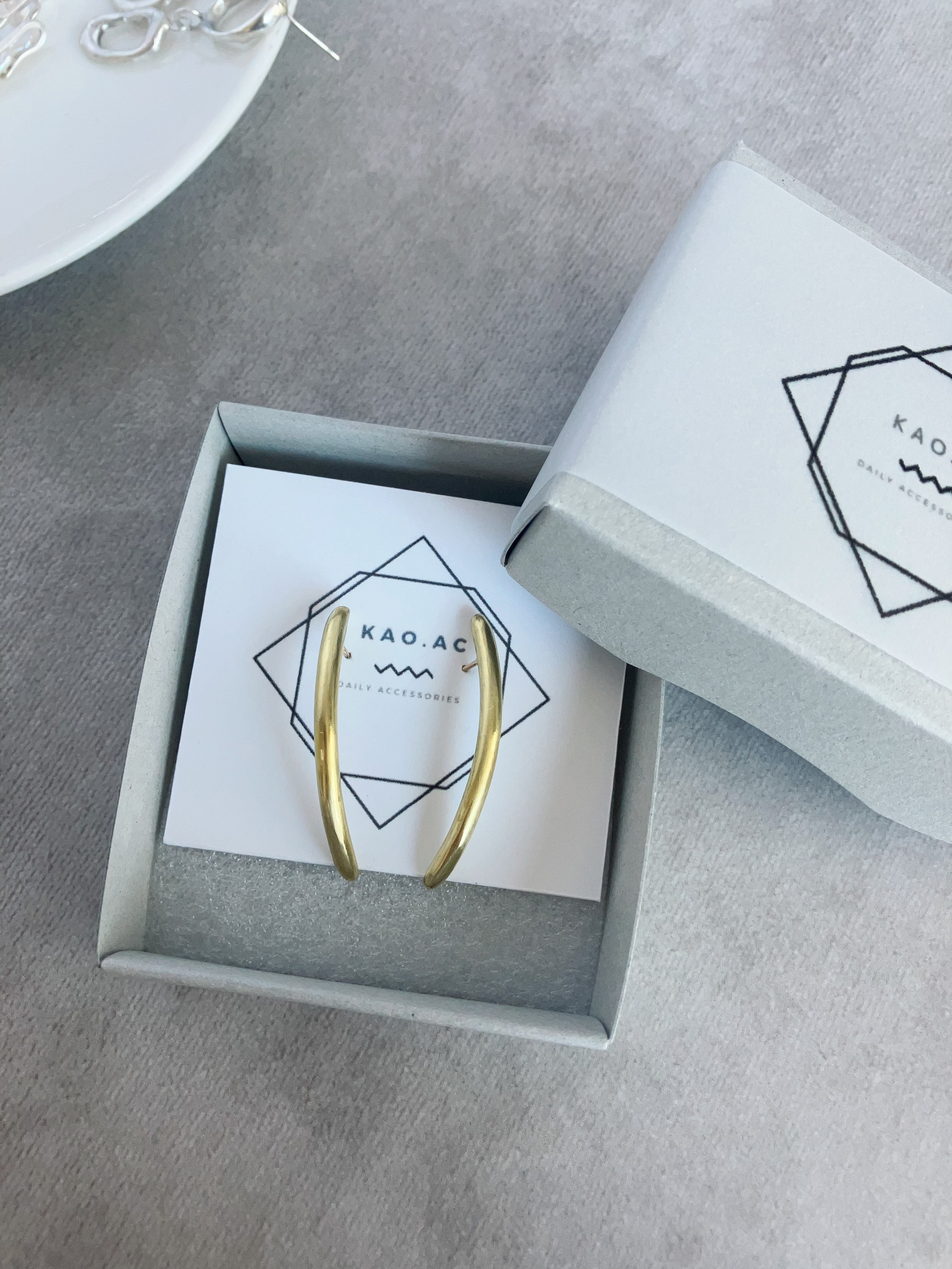 送料無料  真鍮　耳に寄り添う　ラインピアス  /イヤリング　縦長 14kgfポスト アレルギー対応　長め