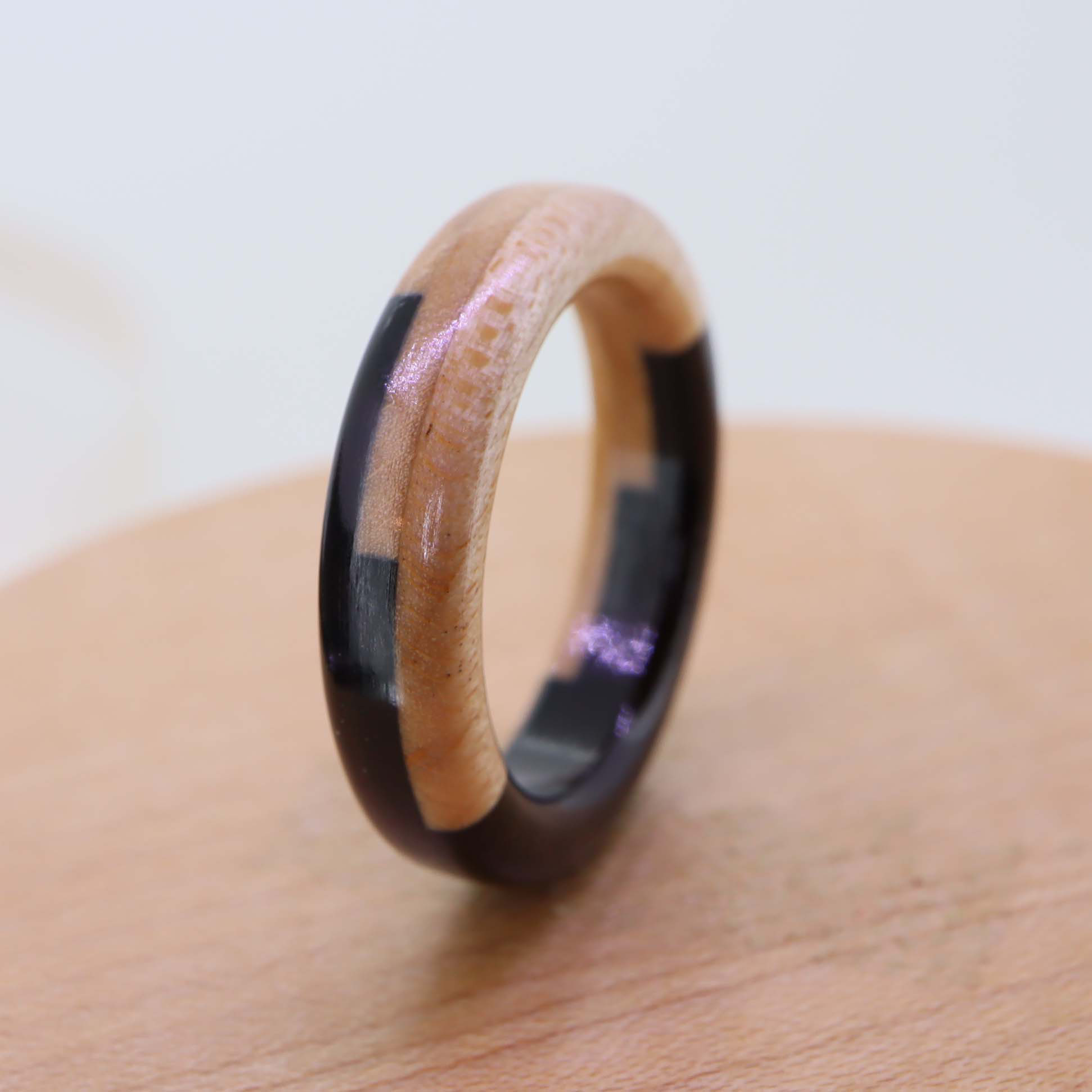 木の指輪 ステップ 白（カエデ）と黒（黒たん）の配色【受注生産】階段状の遊び心のあるモダンなデザインです。