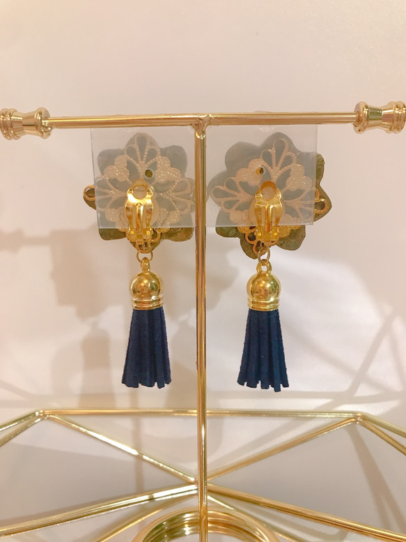 Lotus earring ロータスタッセルイヤリング　（ダークゴールド×ネイビー） 6枚目の画像